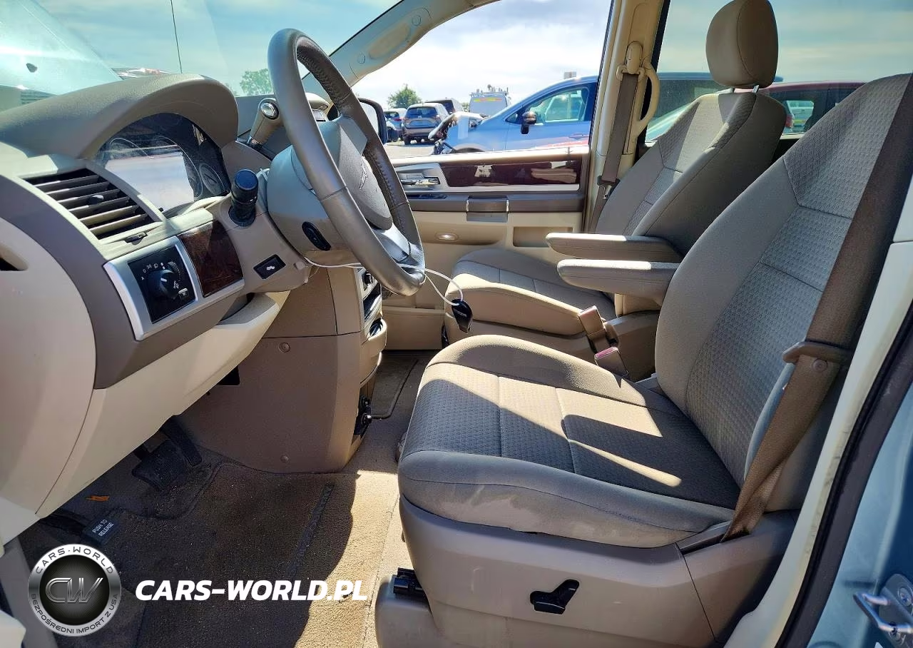 2010 Chrysler Town & Country Touring VIN:2A4RR5D13AR110619 - 7