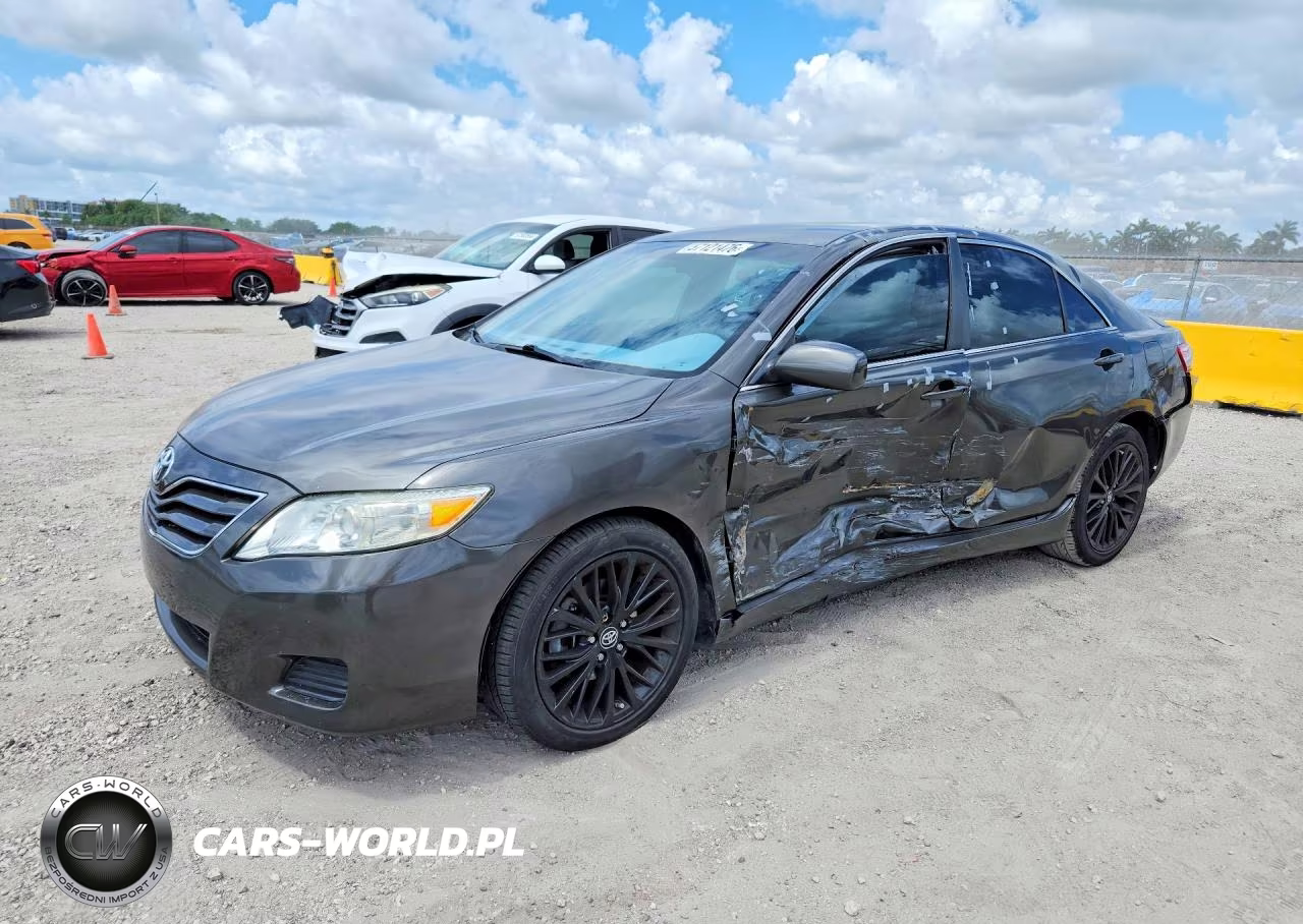 2011 Toyota Camry Le – zdjęcie 1 z 12