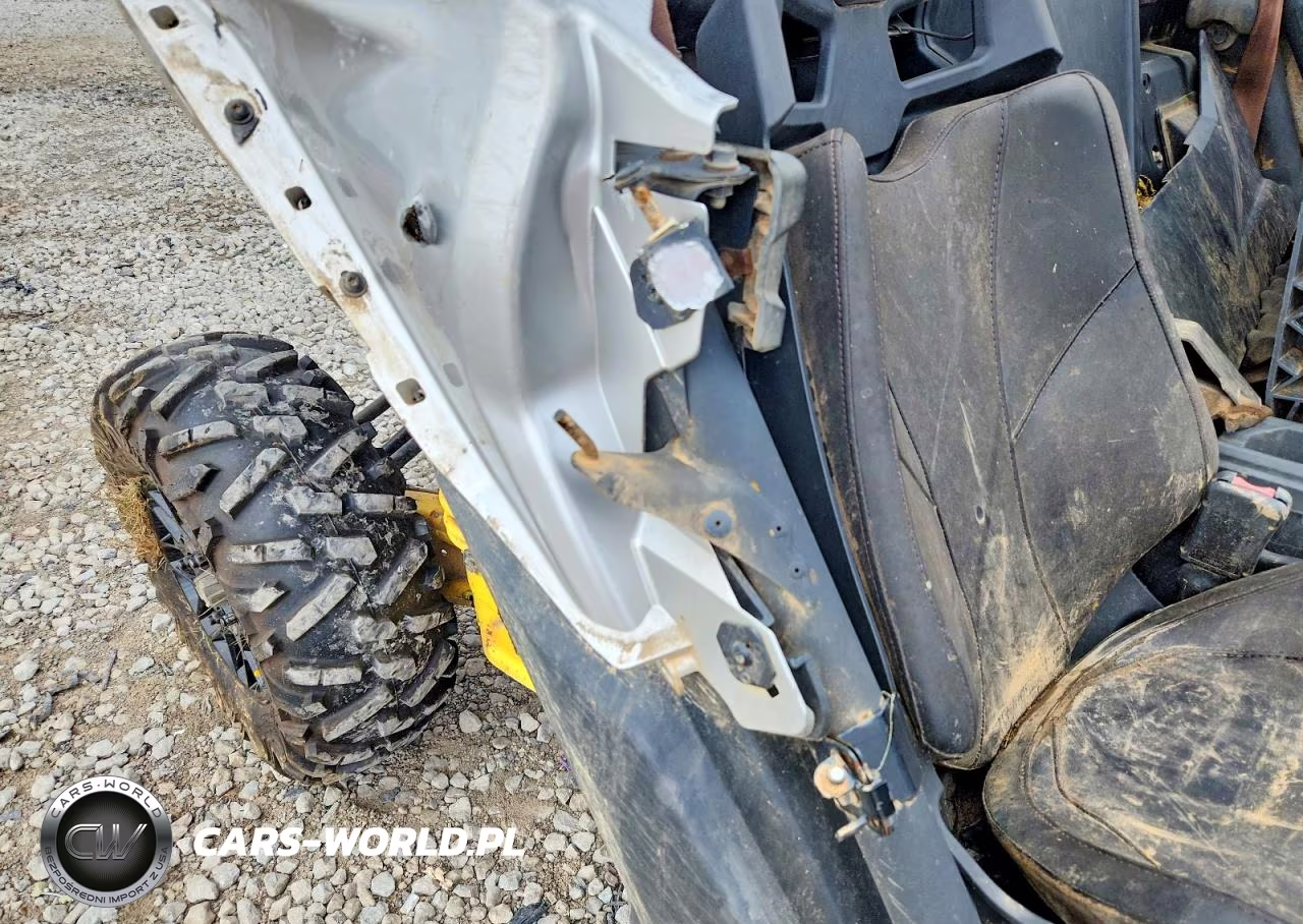 2018 Can-Am Maverick X3 Turbo VIN:3JBVGAY44JK000370 - 9
