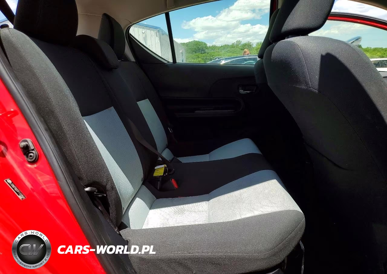 2015 Toyota Prius C Three VIN:JTDKDTB37F1103585 - 10
