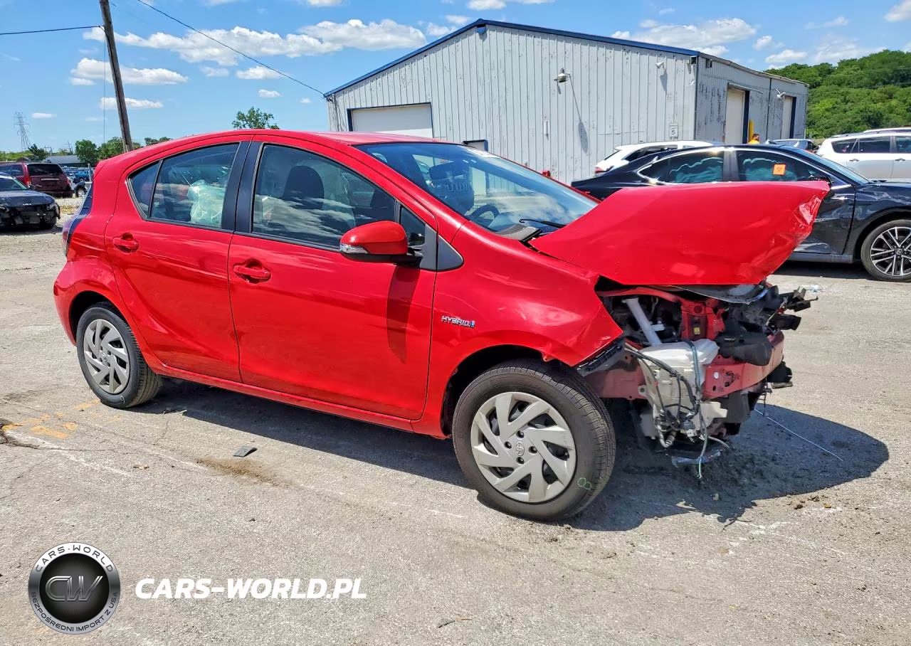 2015 Toyota Prius C Three VIN:JTDKDTB37F1103585 - 4