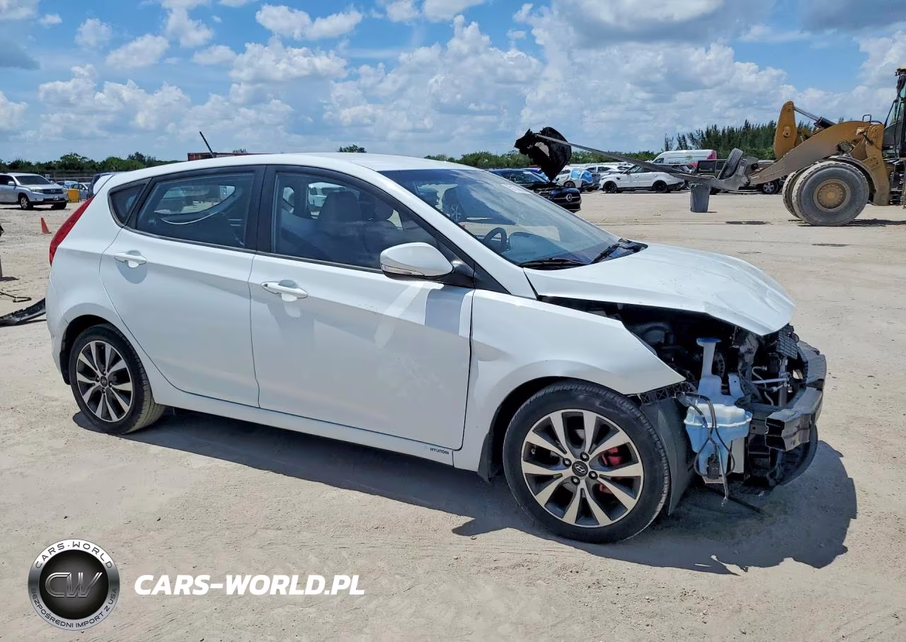 2015 Hyundai Accent Sport VIN:KMHCU5AE9FU211297 - 4