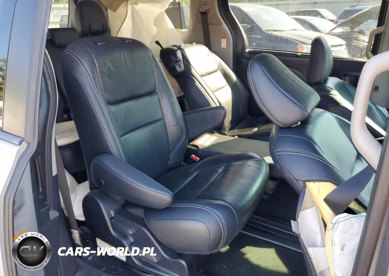 2018 Toyota Sienna Se 8-Passenger VIN:5TDXZ3DC1JS953177 - 11