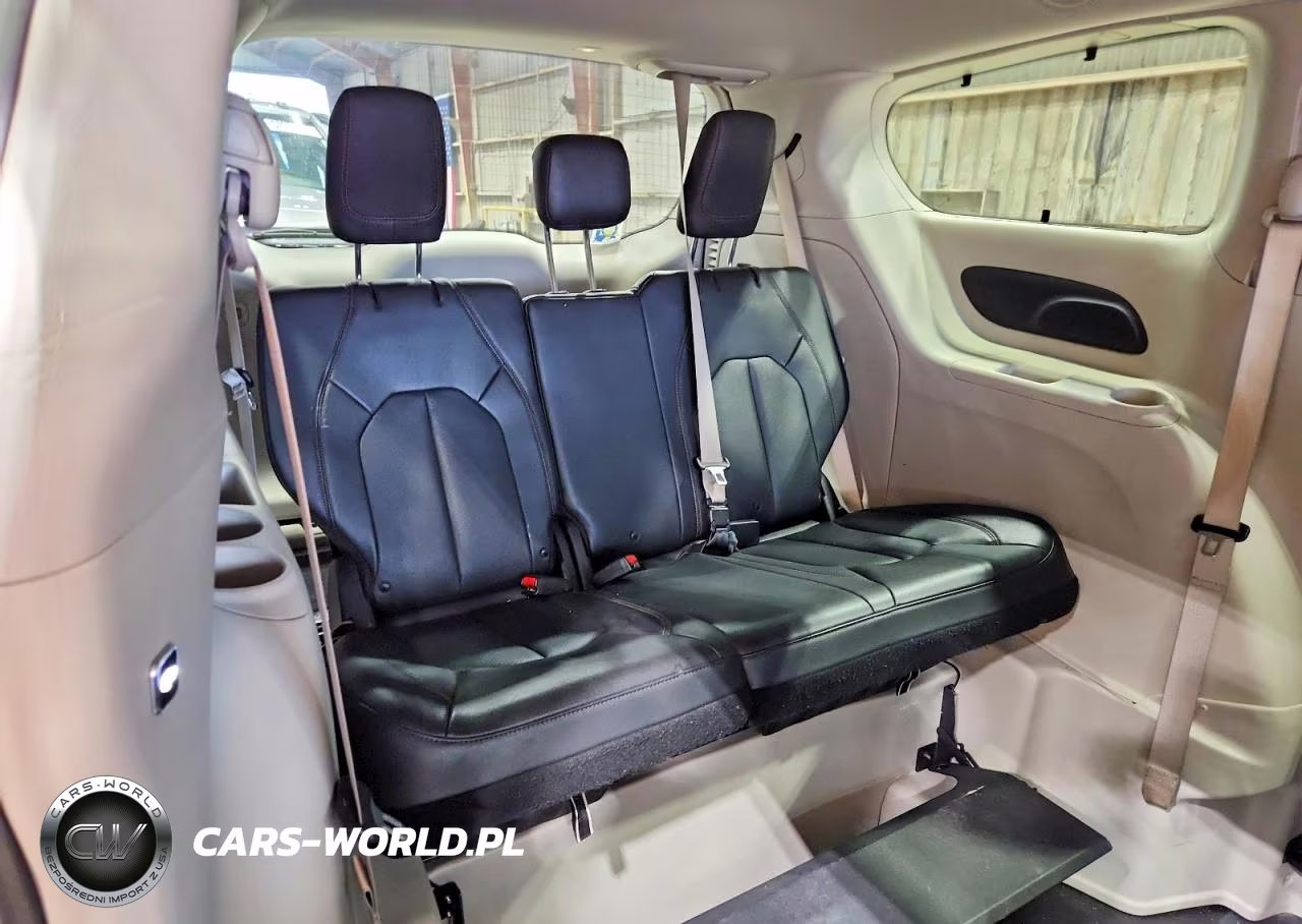 2019 Chrysler Pacifica Touring L VIN:2C4RC1BGXKR732398 - 11