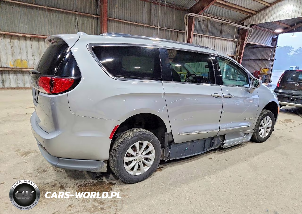 2019 Chrysler Pacifica Touring L VIN:2C4RC1BGXKR732398 - 3
