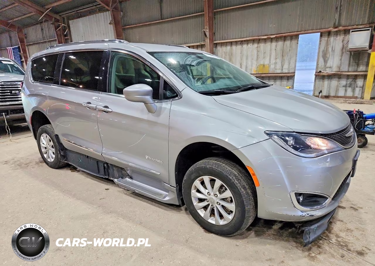 2019 Chrysler Pacifica Touring L VIN:2C4RC1BGXKR732398 - 4