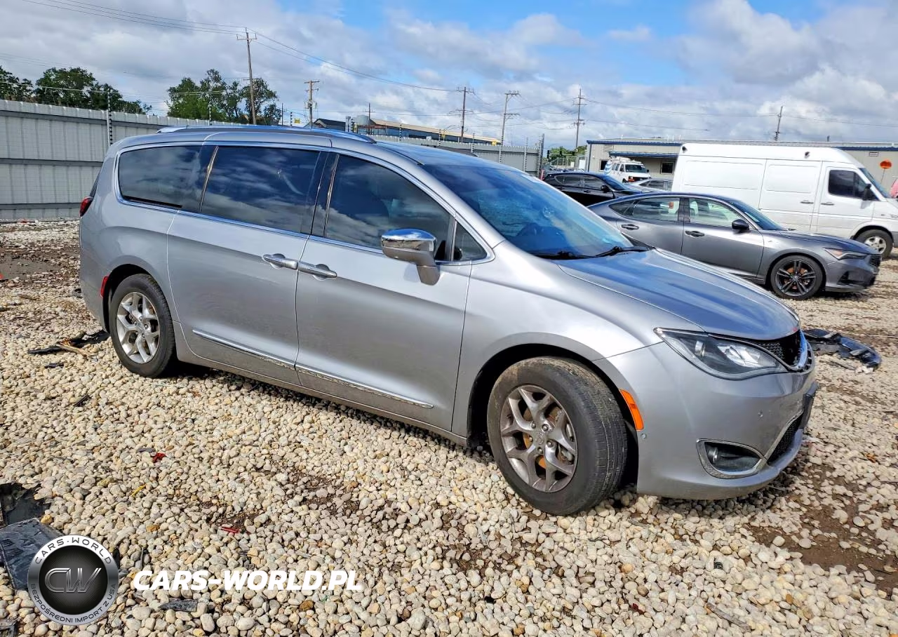2017 Chrysler Pacifica Limited VIN:2C4RC1GG3HR528723 - 4