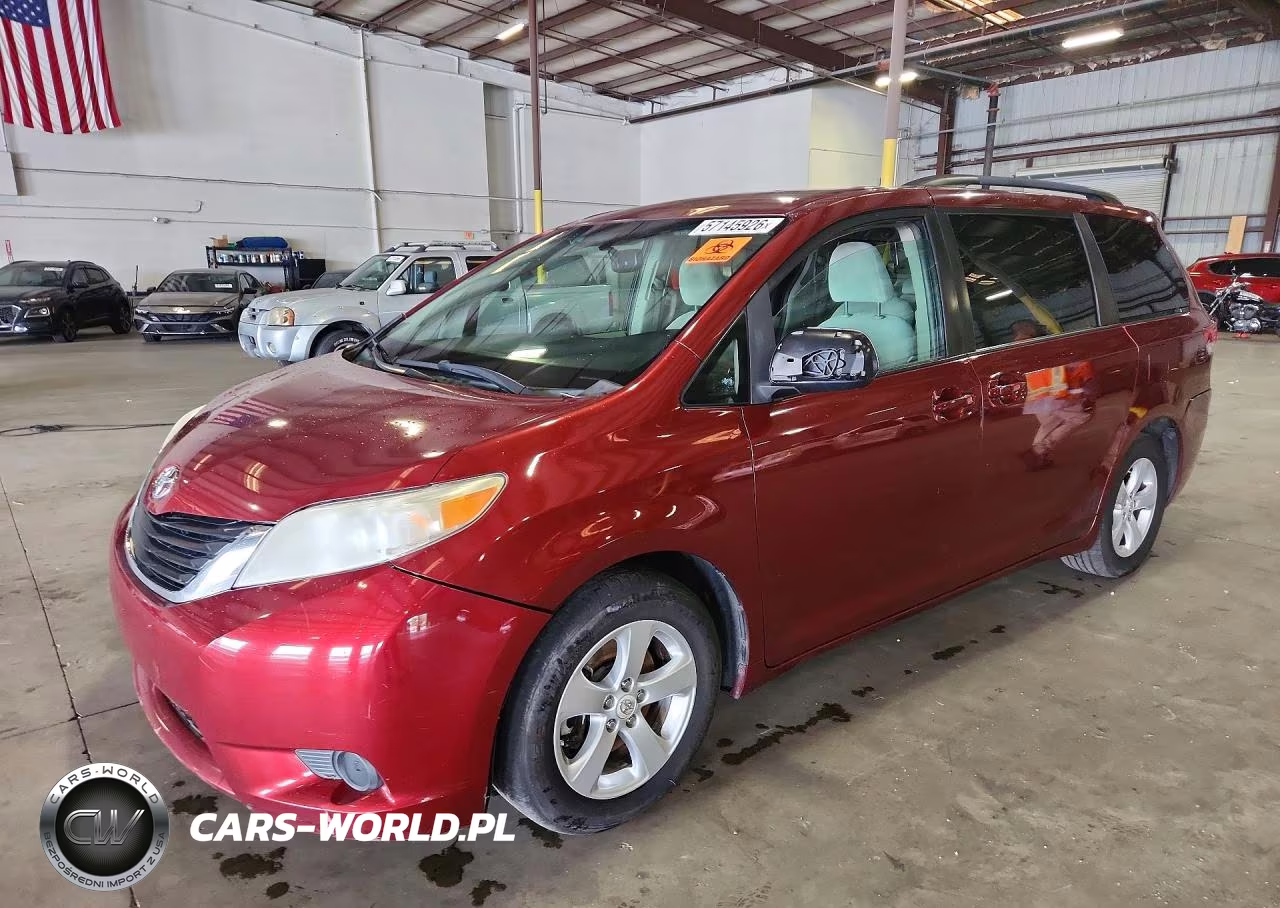 2011 Toyota Sienna Le – zdjęcie 1 z 13