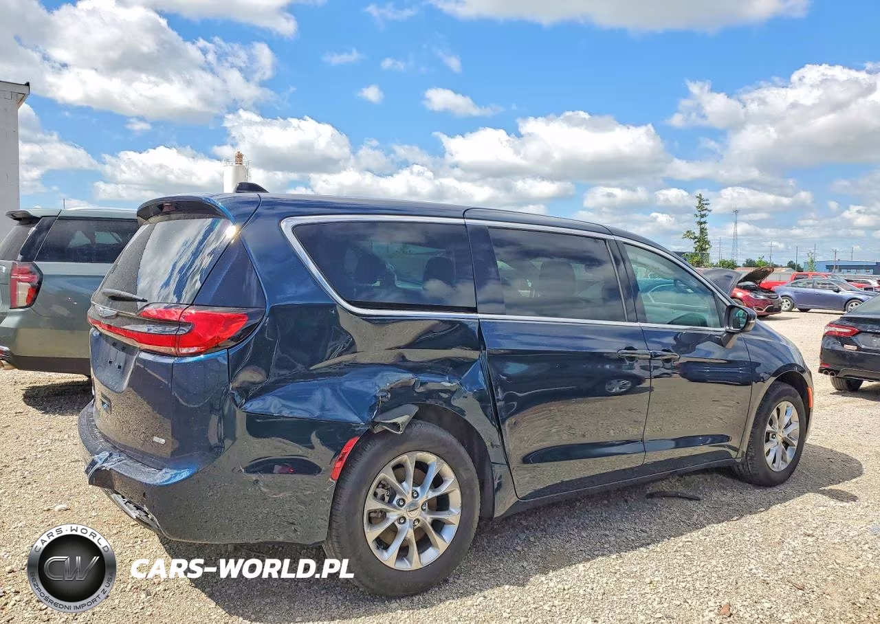 2023 Chrysler Pacifica Touring L VIN:2C4RC3BG9PR619111 - 3