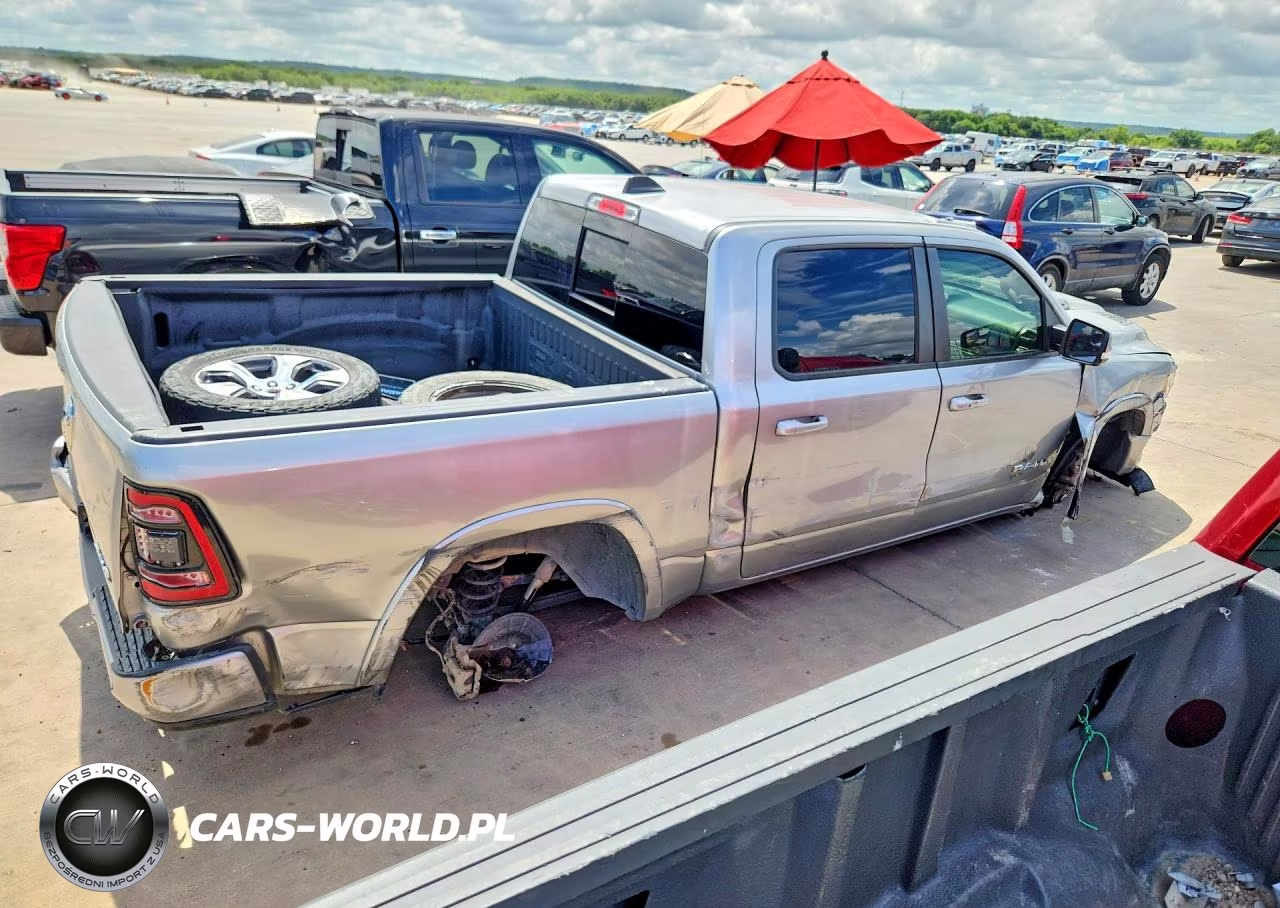 2019 Ram 1500 Laramie VIN:1C6SRFJT1KN671135 - 3