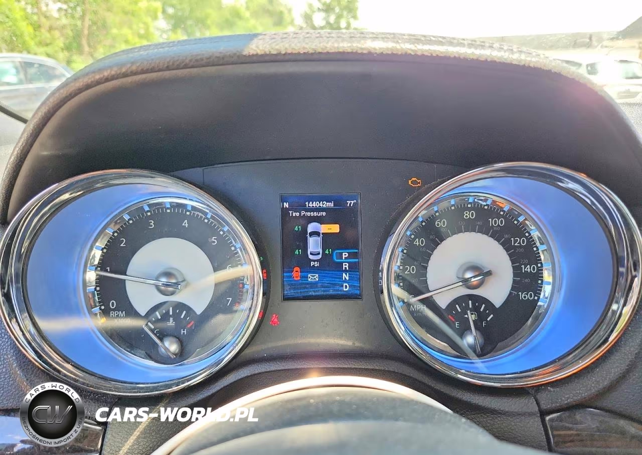 2014 Chrysler 300C VIN:2C3CCAKT1EH365764 - 9