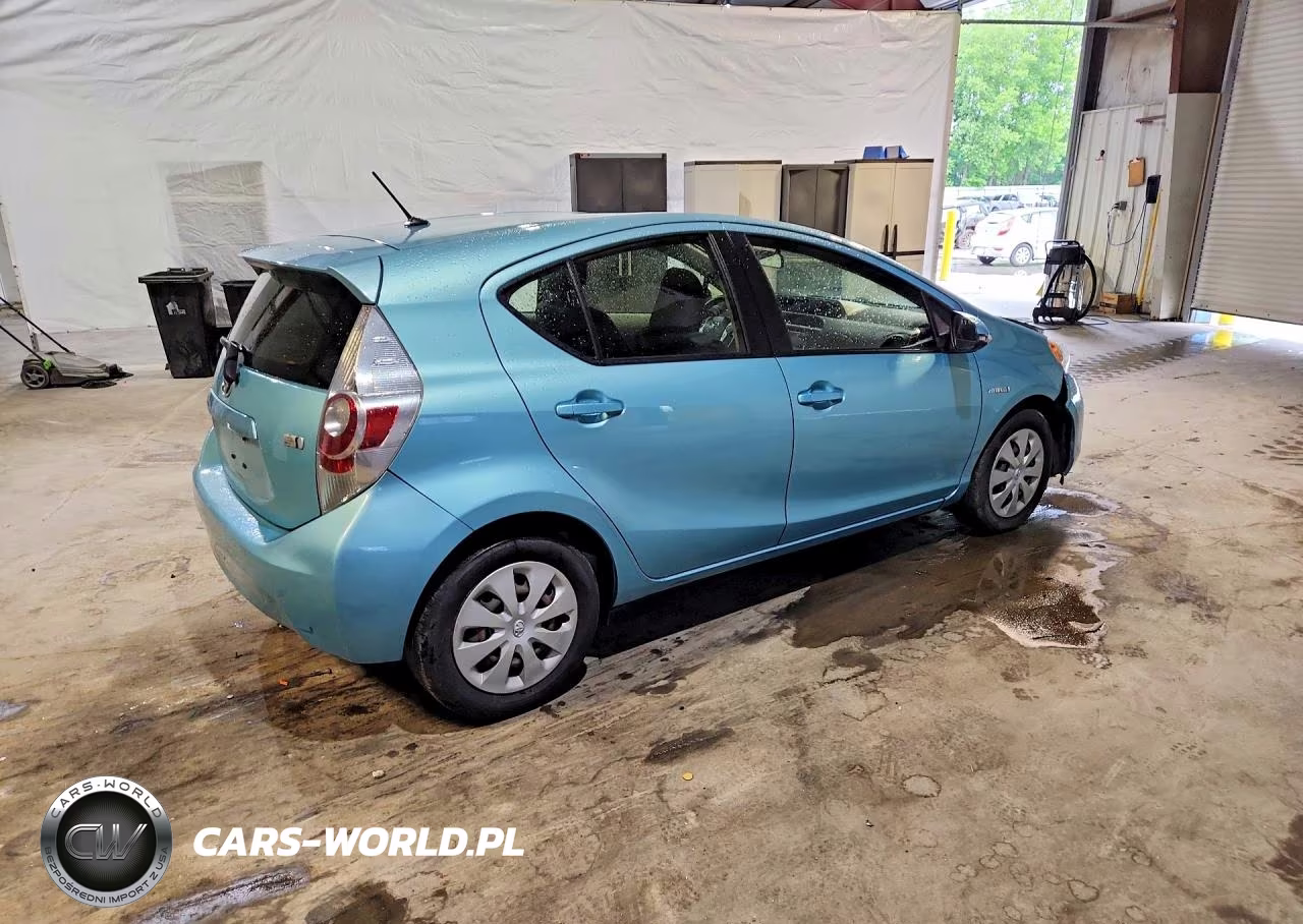 2013 Toyota Prius C Two VIN:JTDKDTB38D1050750 - 3