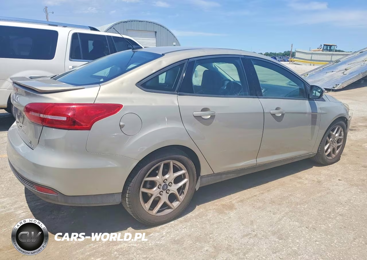 2015 Ford Focus Se VIN:1FADP3F24FL255545 - 3
