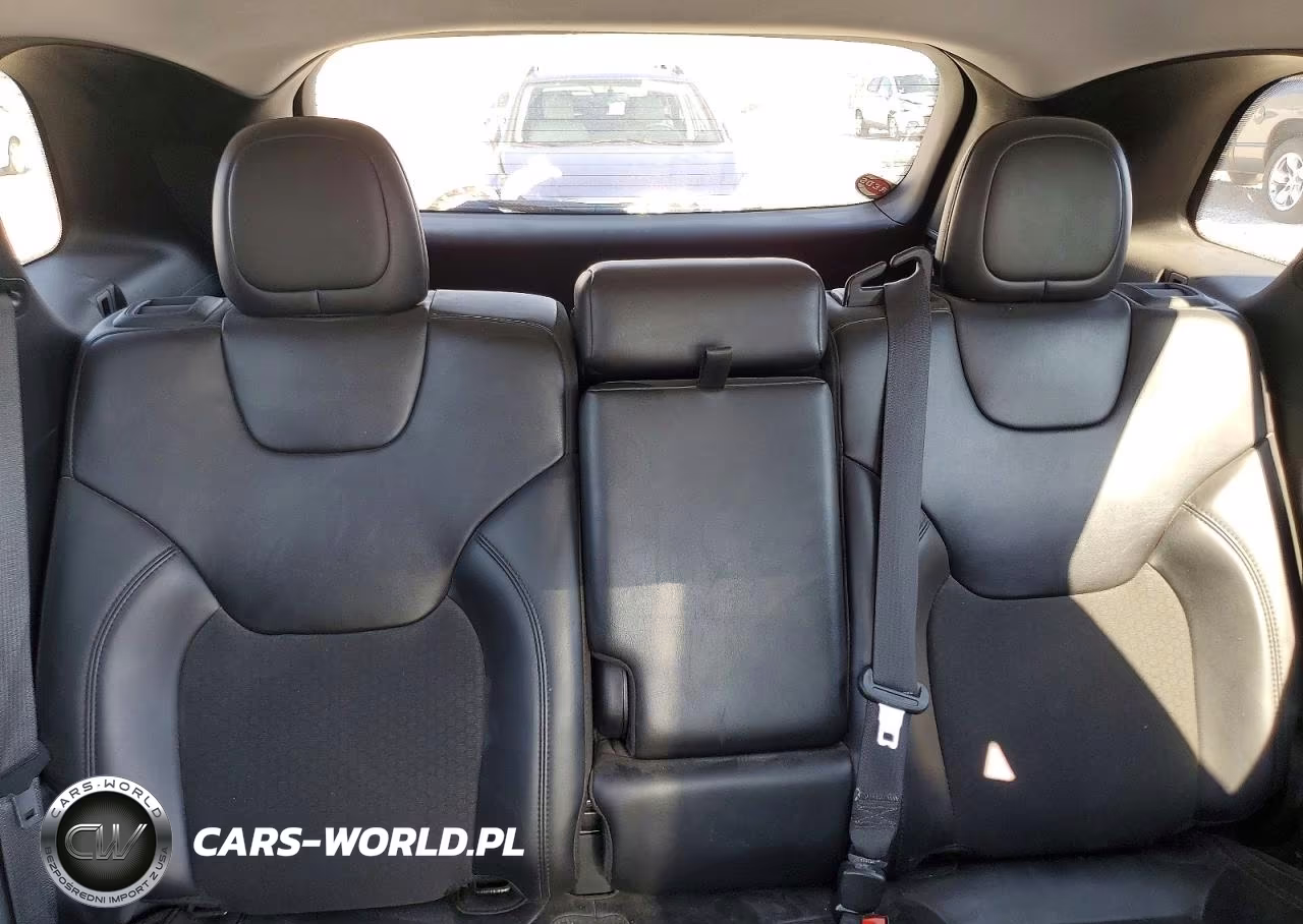 2019 Jeep Cherokee Latitude Plus VIN:1C4PJLLB4KD479089 - 10