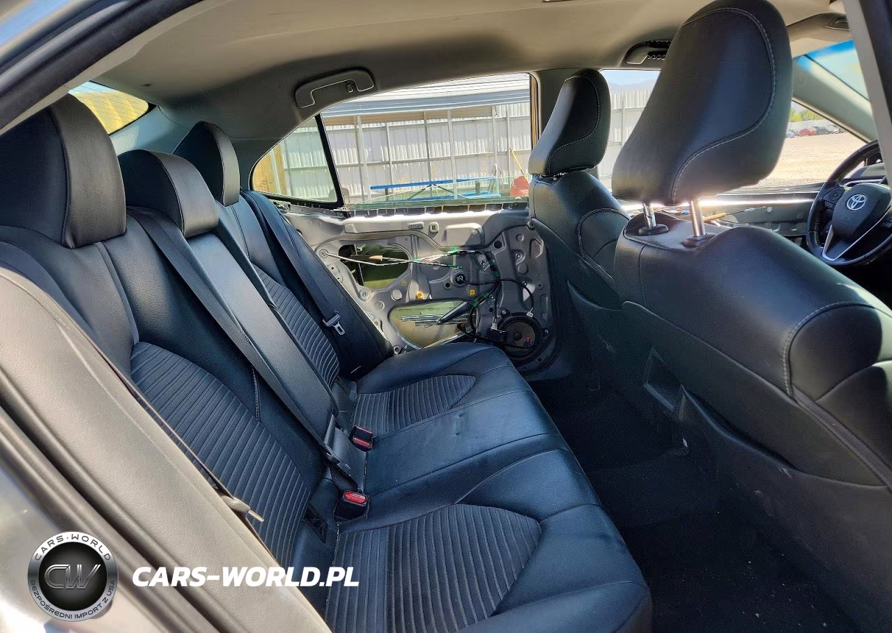 2018 Toyota Camry Se VIN:4T1B11HK7JU611747 - 10