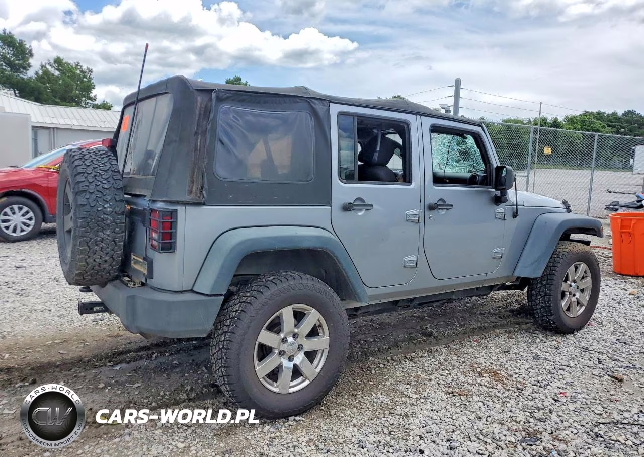 2013 Jeep Wrangler Unlimited Sport VIN:1C4BJWDG5DL589552 - 3