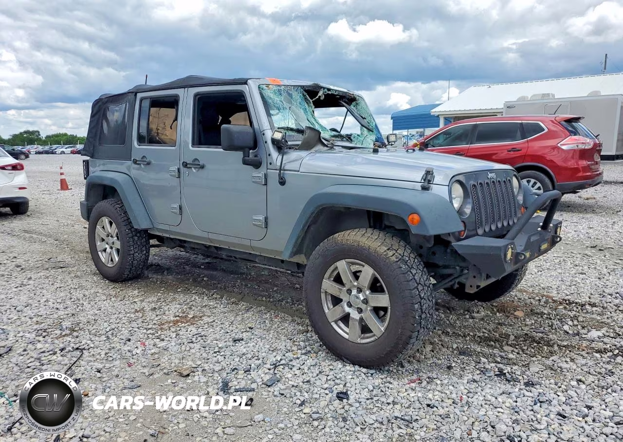2013 Jeep Wrangler Unlimited Sport VIN:1C4BJWDG5DL589552 - 4