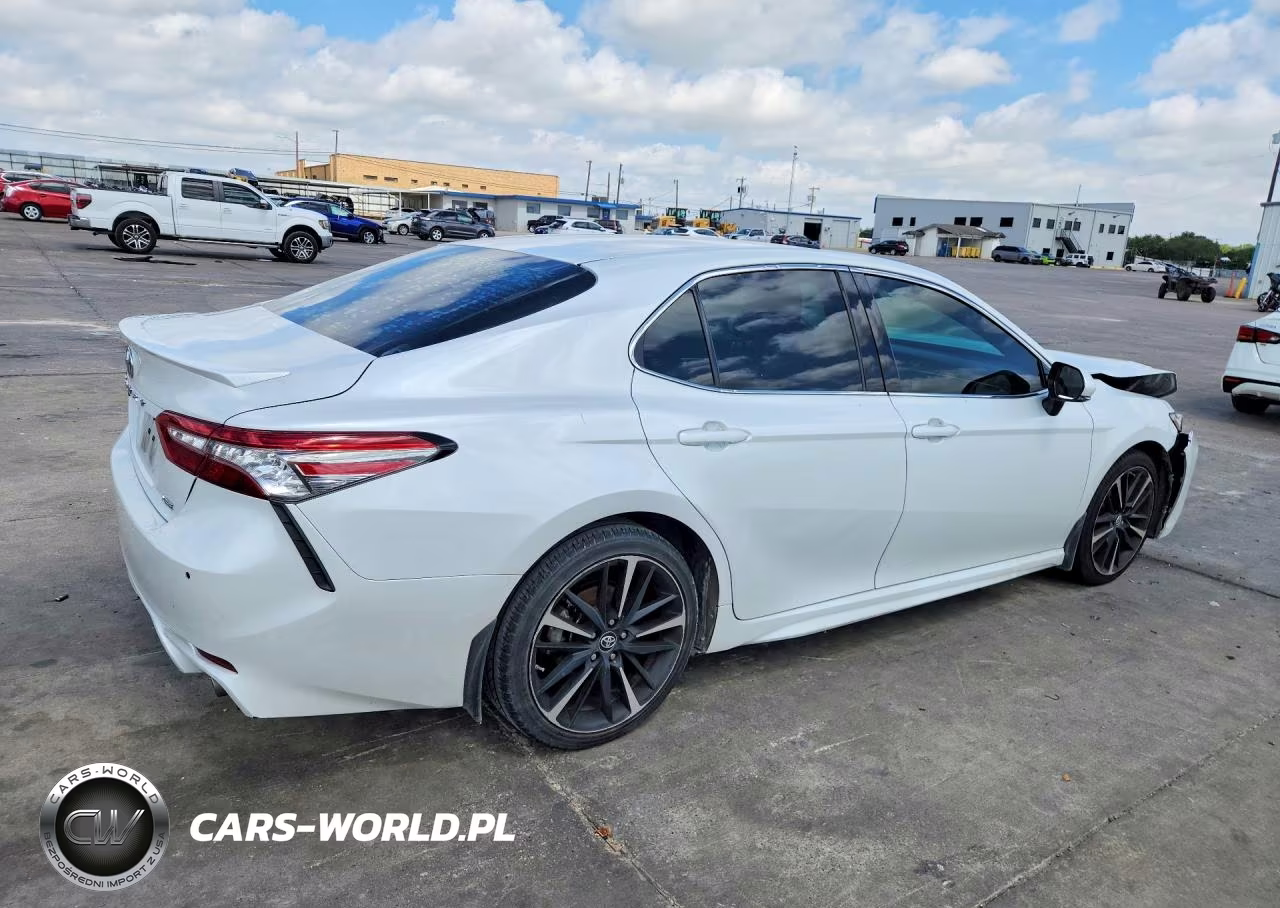 2018 Toyota Camry Xse VIN:4T1B61HK3JU038105 - 3