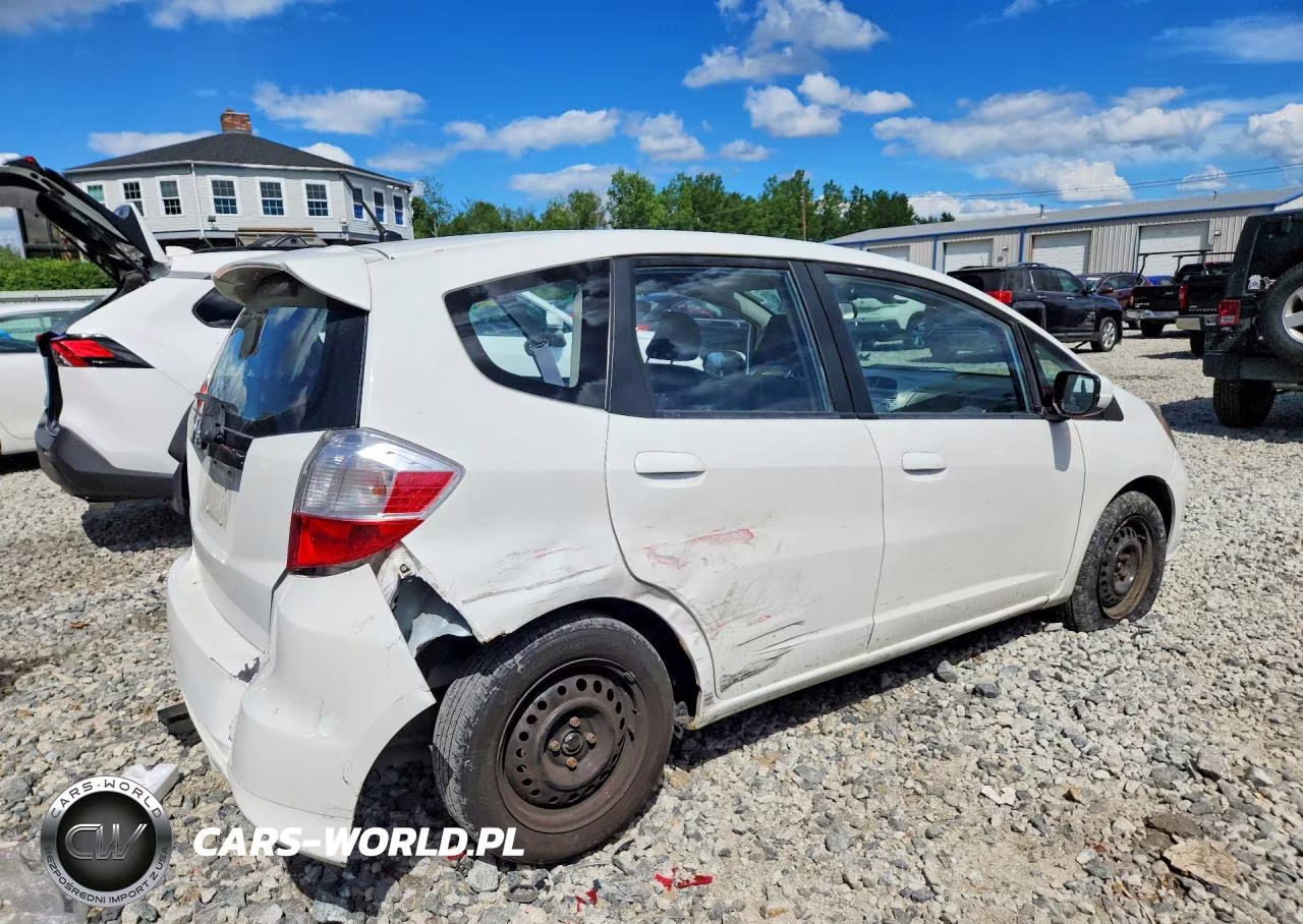 2013 Honda Fit VIN:JHMGE8H32DC037017 - 3