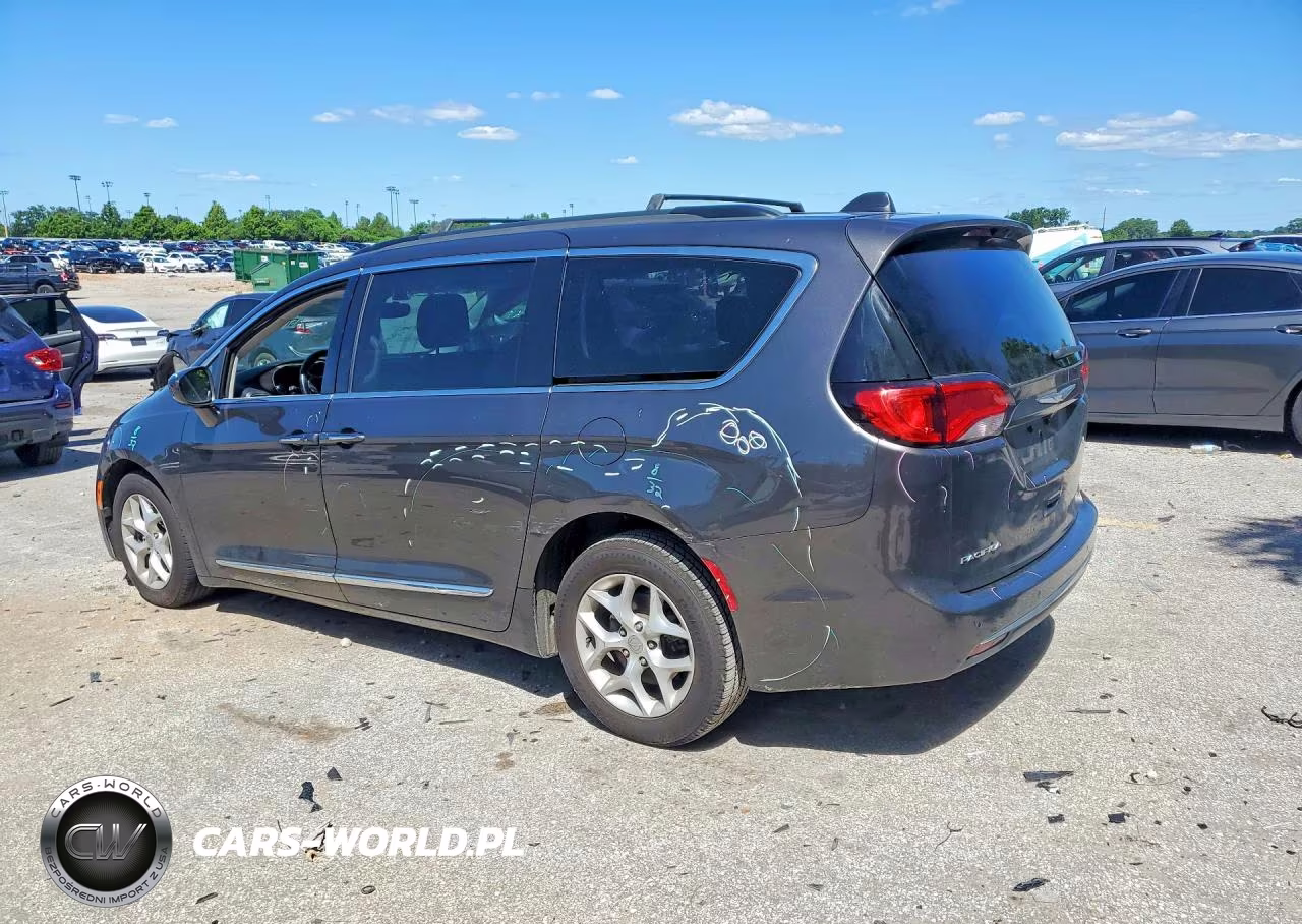 2017 Chrysler Pacifica Touring L VIN:2C4RC1BGXHR676262 - 2