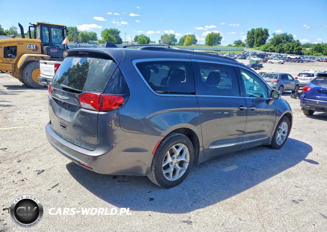2017 Chrysler Pacifica Touring L VIN:2C4RC1BGXHR676262 - 3