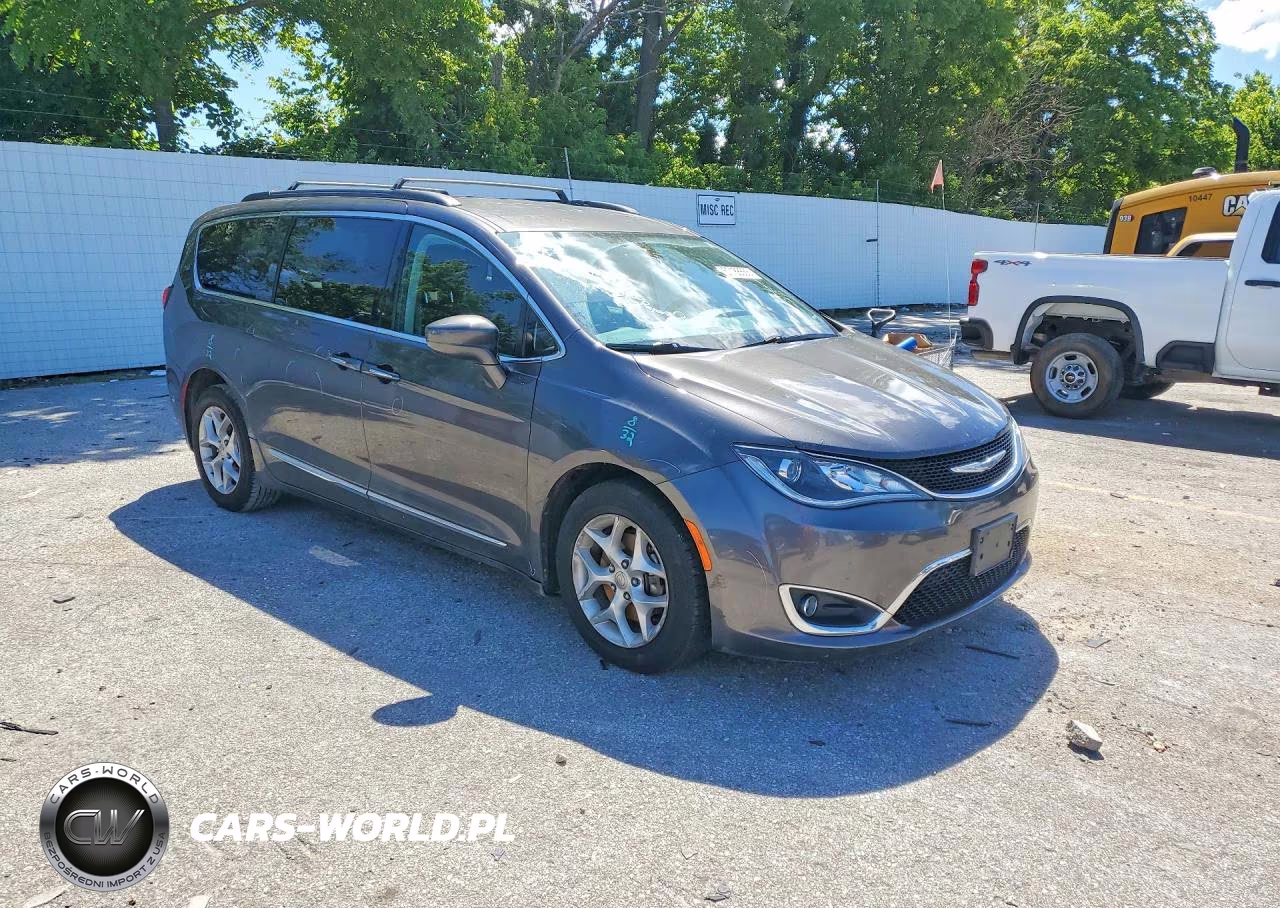 2017 Chrysler Pacifica Touring L VIN:2C4RC1BGXHR676262 - 4