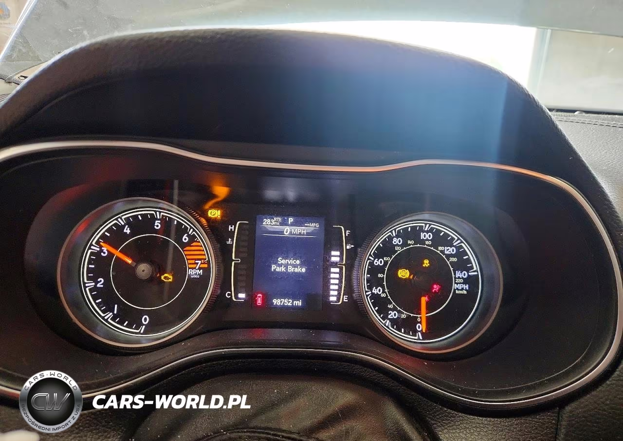 2019 Jeep Cherokee Latitude Plus VIN:1C4PJLLB4KD439577 - 9