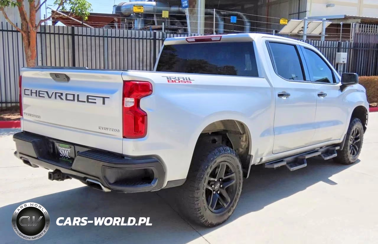 2019 Chevrolet Silverado K1500 Trail Boss Custom VIN:3GCPYCEF1KG148419 - 3