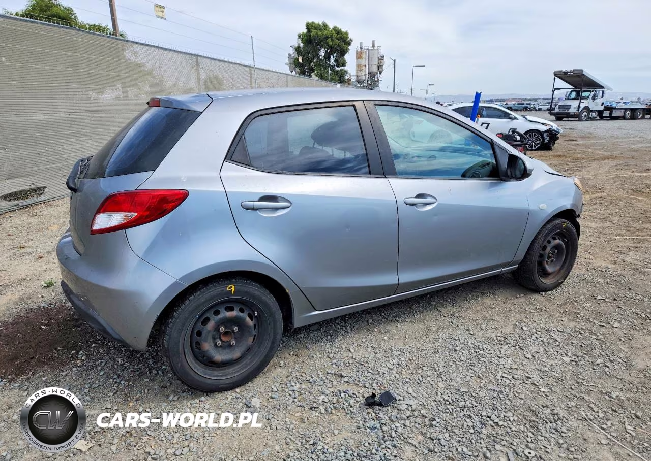 2014 Mazda Mazda2 Sport VIN:JM1DE1KZ1E0173022 - 3