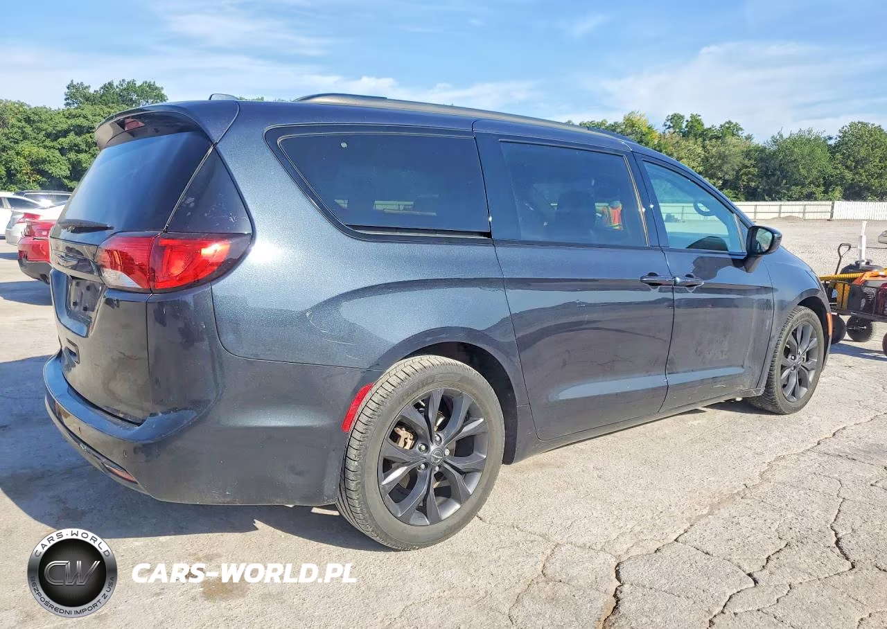 2020 Chrysler Pacifica Touring L Plus VIN:2C4RC1EGXLR132834 - 3