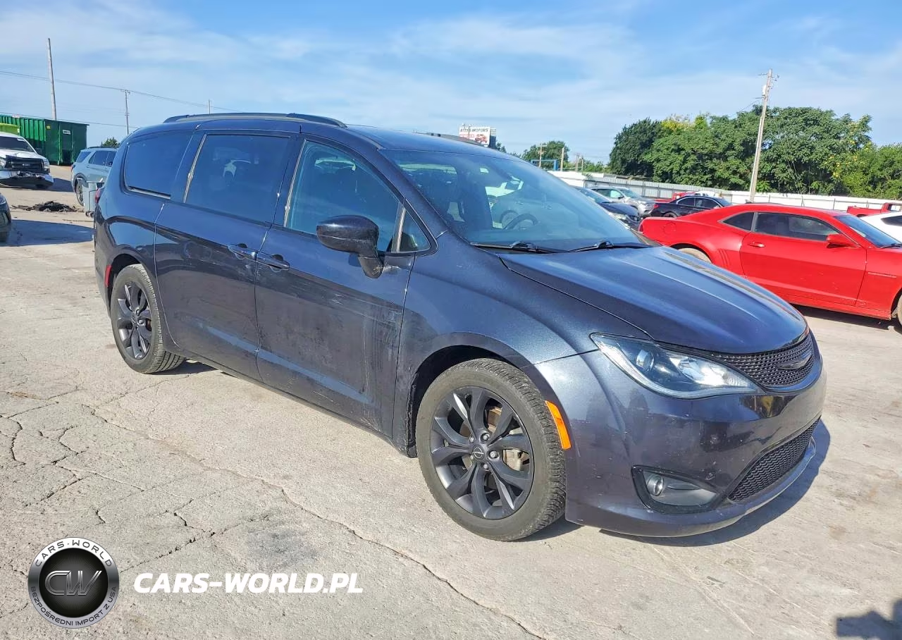 2020 Chrysler Pacifica Touring L Plus VIN:2C4RC1EGXLR132834 - 4