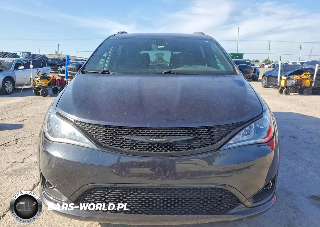 2020 Chrysler Pacifica Touring L Plus VIN:2C4RC1EGXLR132834 - 5
