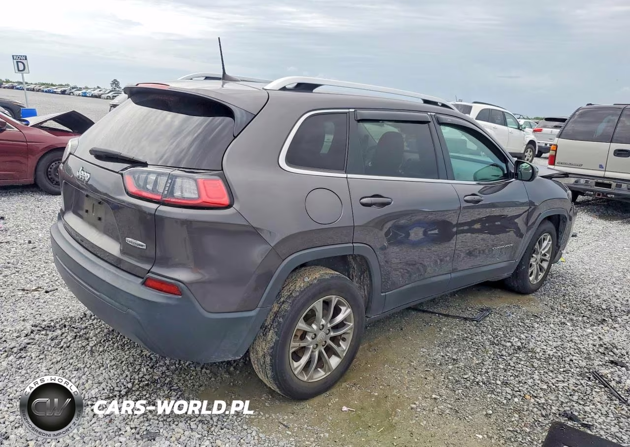 2019 Jeep Cherokee Latitude Plus VIN:1C4PJLLBXKD249217 - 3