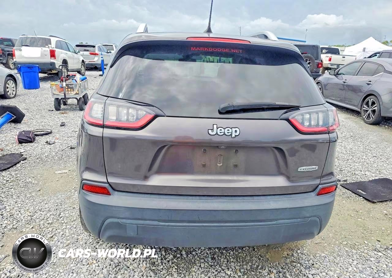 2019 Jeep Cherokee Latitude Plus VIN:1C4PJLLBXKD249217 - 6