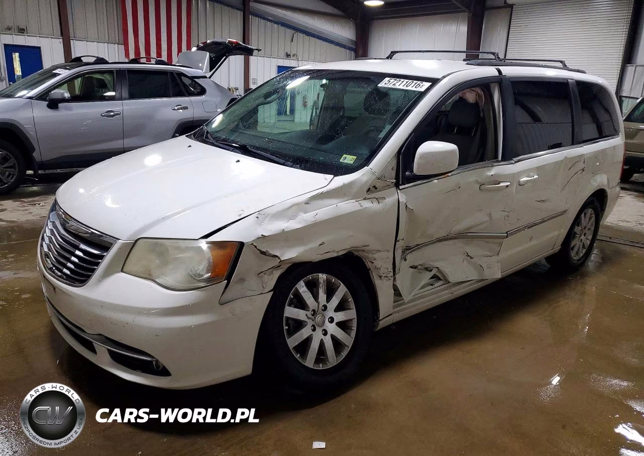2013 Chrysler Town & Country Touring – zdjęcie 1 z 13