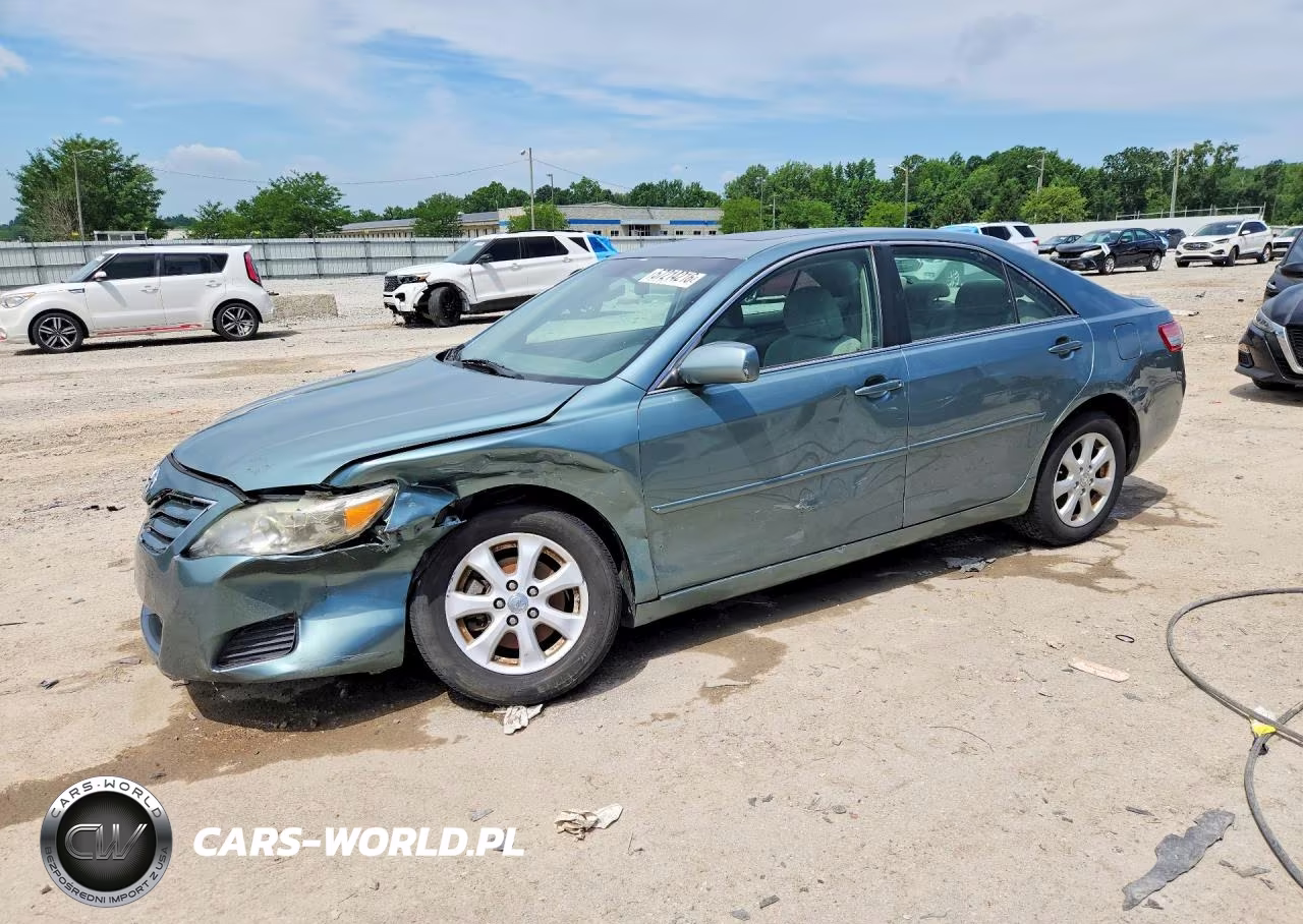 2010 Toyota Camry Le – zdjęcie 1 z 12