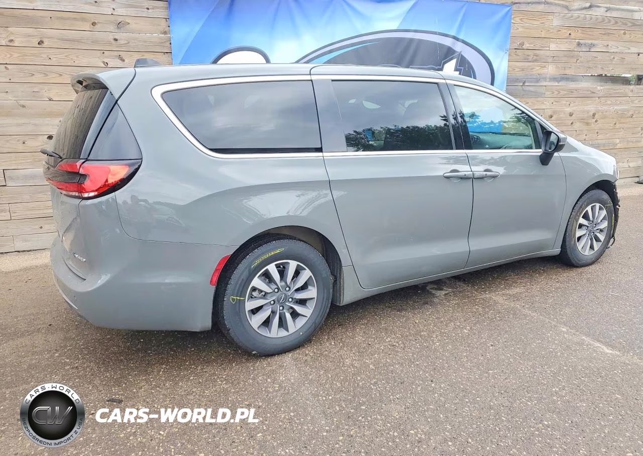 2023 Chrysler Pacifica Hybrid Touring L VIN:2C4RC1L75PR618055 - 3