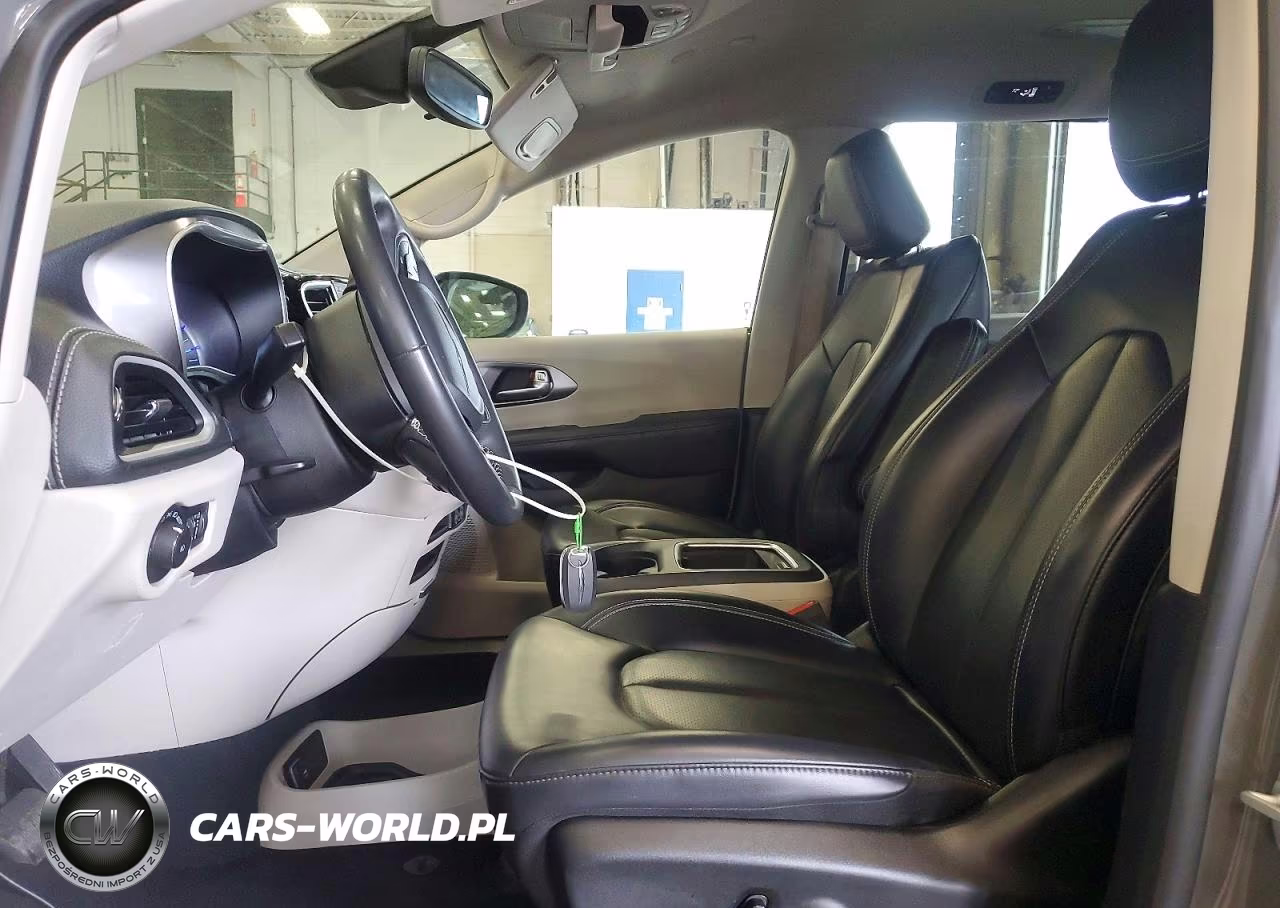 2023 Chrysler Pacifica Hybrid Touring L VIN:2C4RC1L75PR618055 - 7