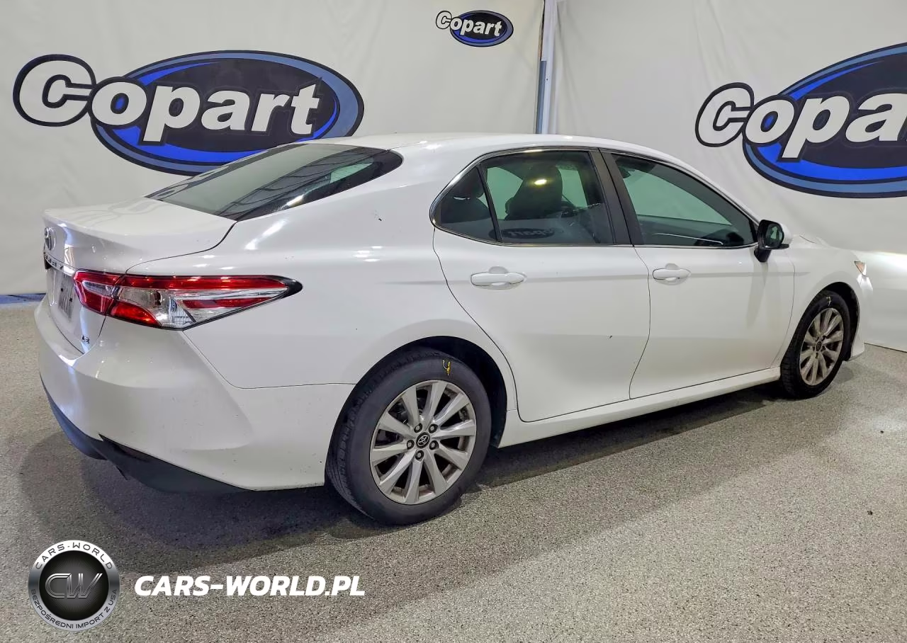 2018 Toyota Camry Le VIN:4T1B11HKXJU014107 - 3
