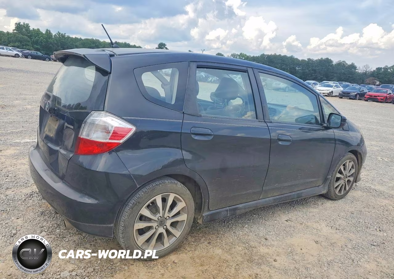 2013 Honda Fit Sport VIN:JHMGE8H6XDC038328 - 3