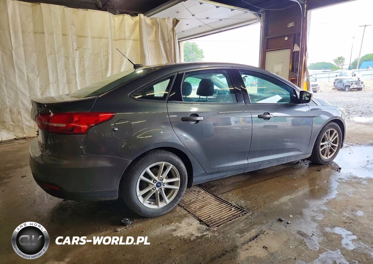 2016 Ford Focus Se VIN:1FADP3F24GL377789 - 3