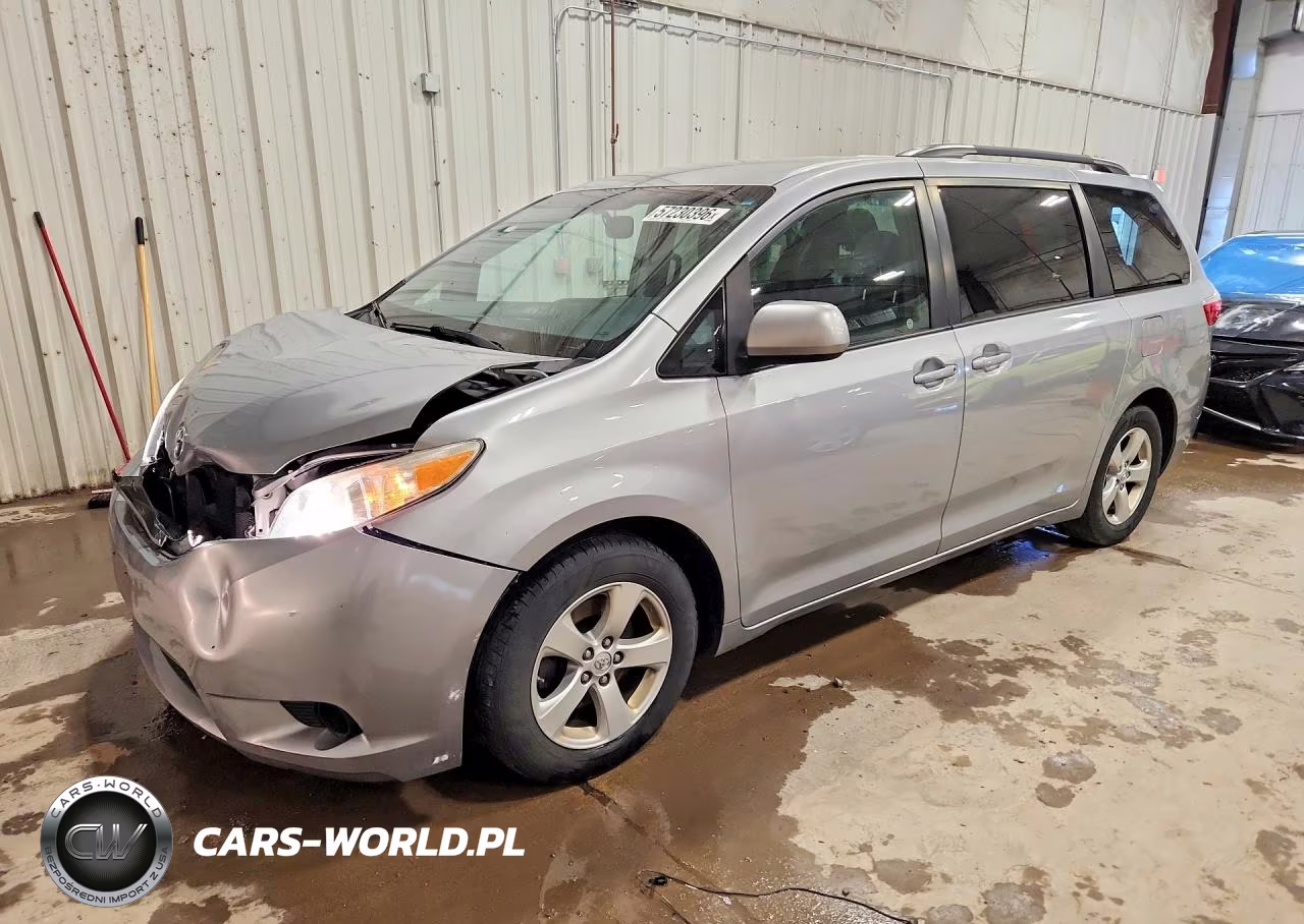 2017 Toyota Sienna Le – zdjęcie 1 z 13