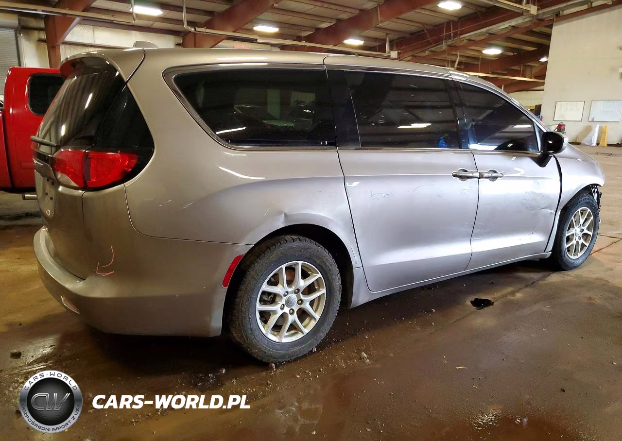 2017 Chrysler Pacifica Touring VIN:2C4RC1DG9HR550794 - 3