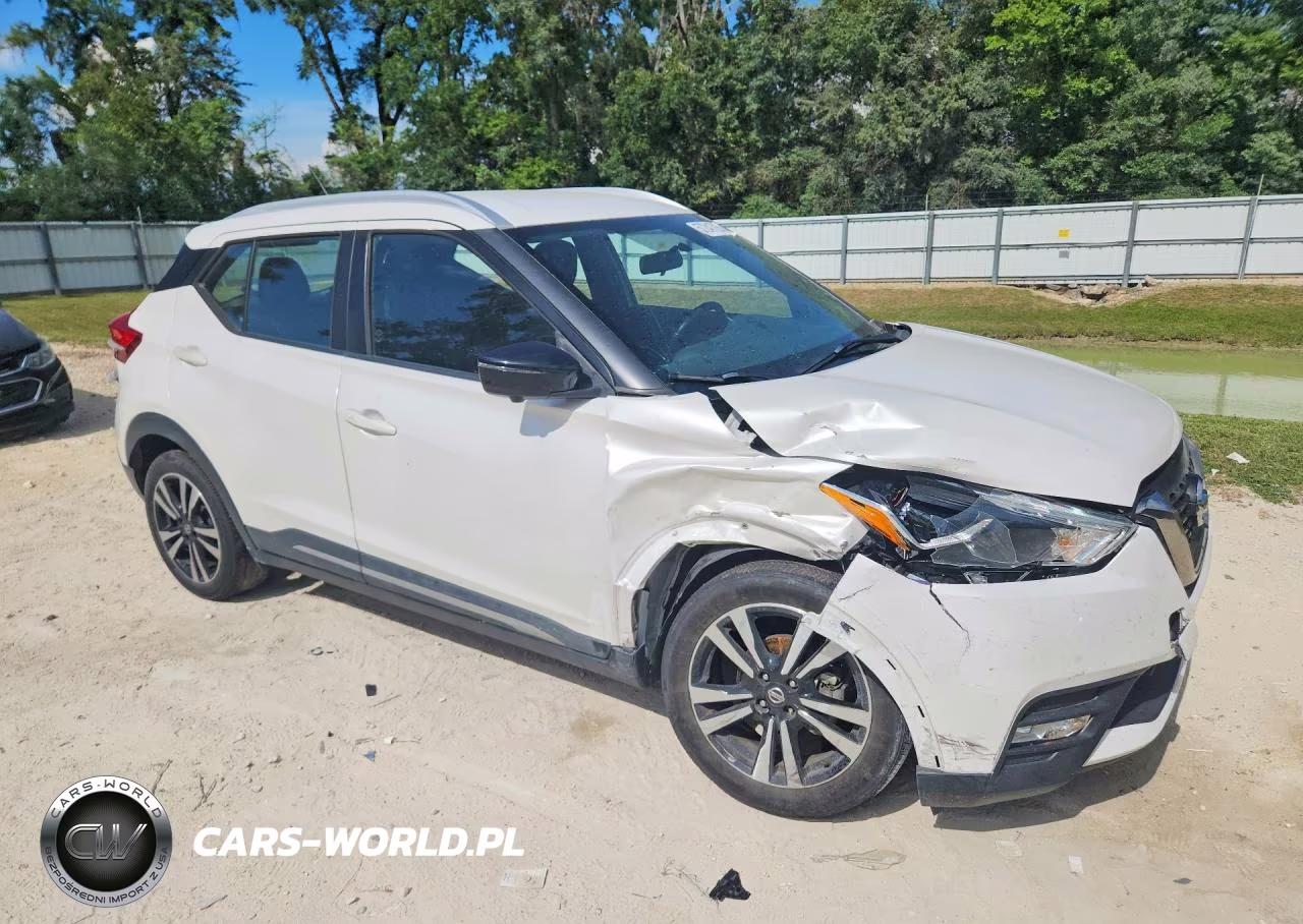 2019 Nissan Kicks S VIN:3N1CP5CU6KL526923 - 4