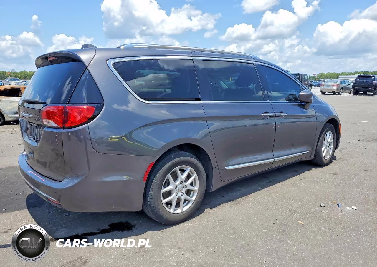 2020 Chrysler Pacifica Touring L VIN:2C4RC1BG8LR128561 - 3