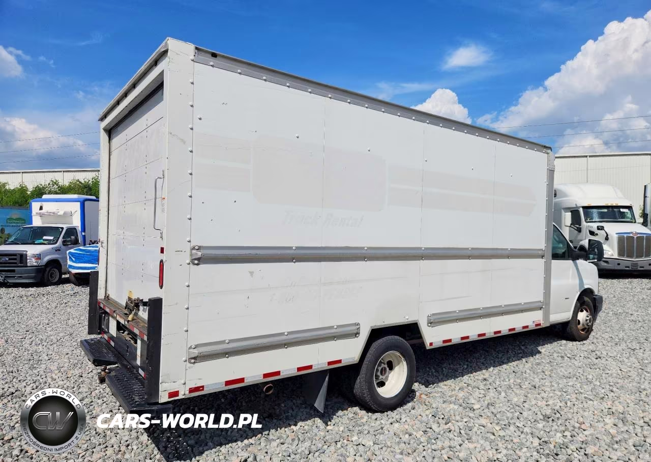 2018 GMC Savana Cut - Box Truck VIN:7GZ37TCG8JN900736 - 3