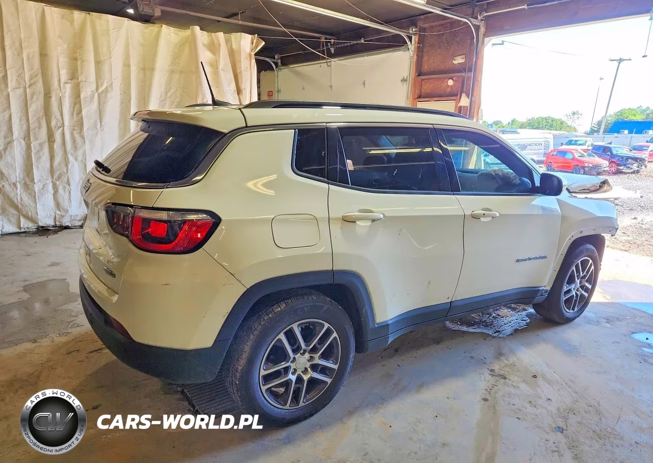 2019 Jeep Compass Latitude VIN:3C4NJCBBXKT819624 - 3