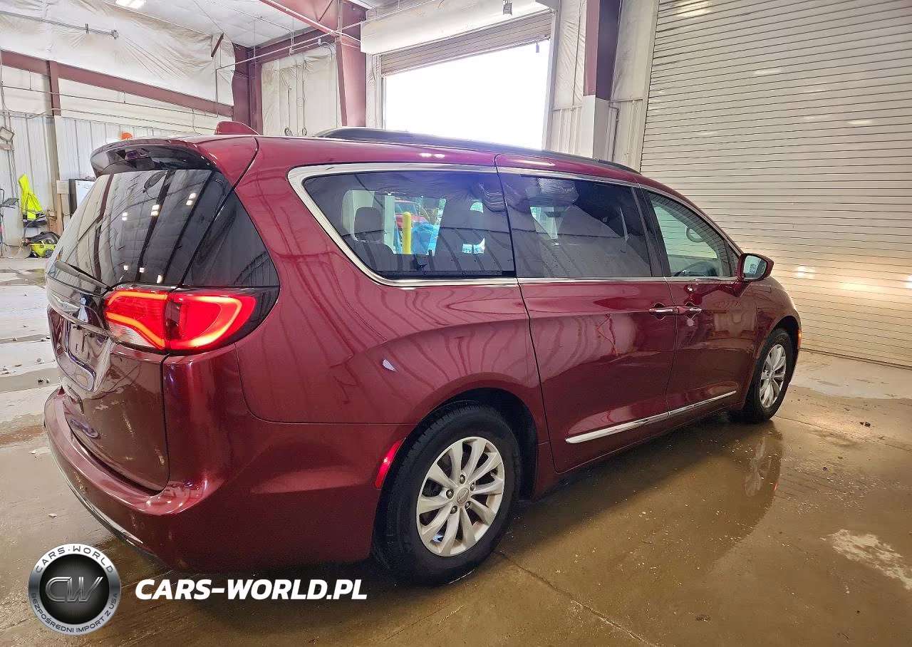2017 Chrysler Pacifica Touring L VIN:2C4RC1BG7HR683184 - 3