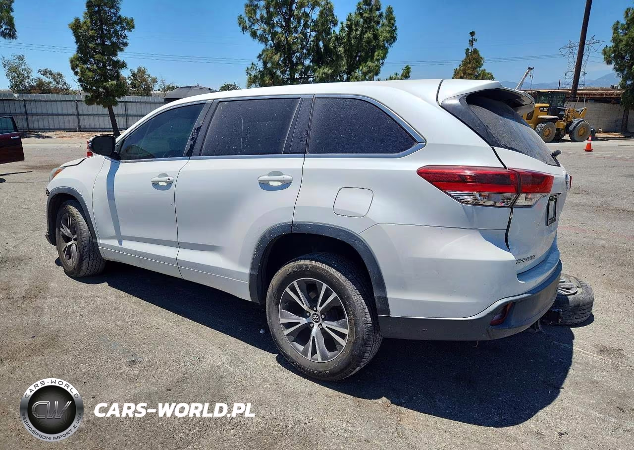 2018 Toyota Highlander Le VIN:5TDZZRFH9JS251239 - 2