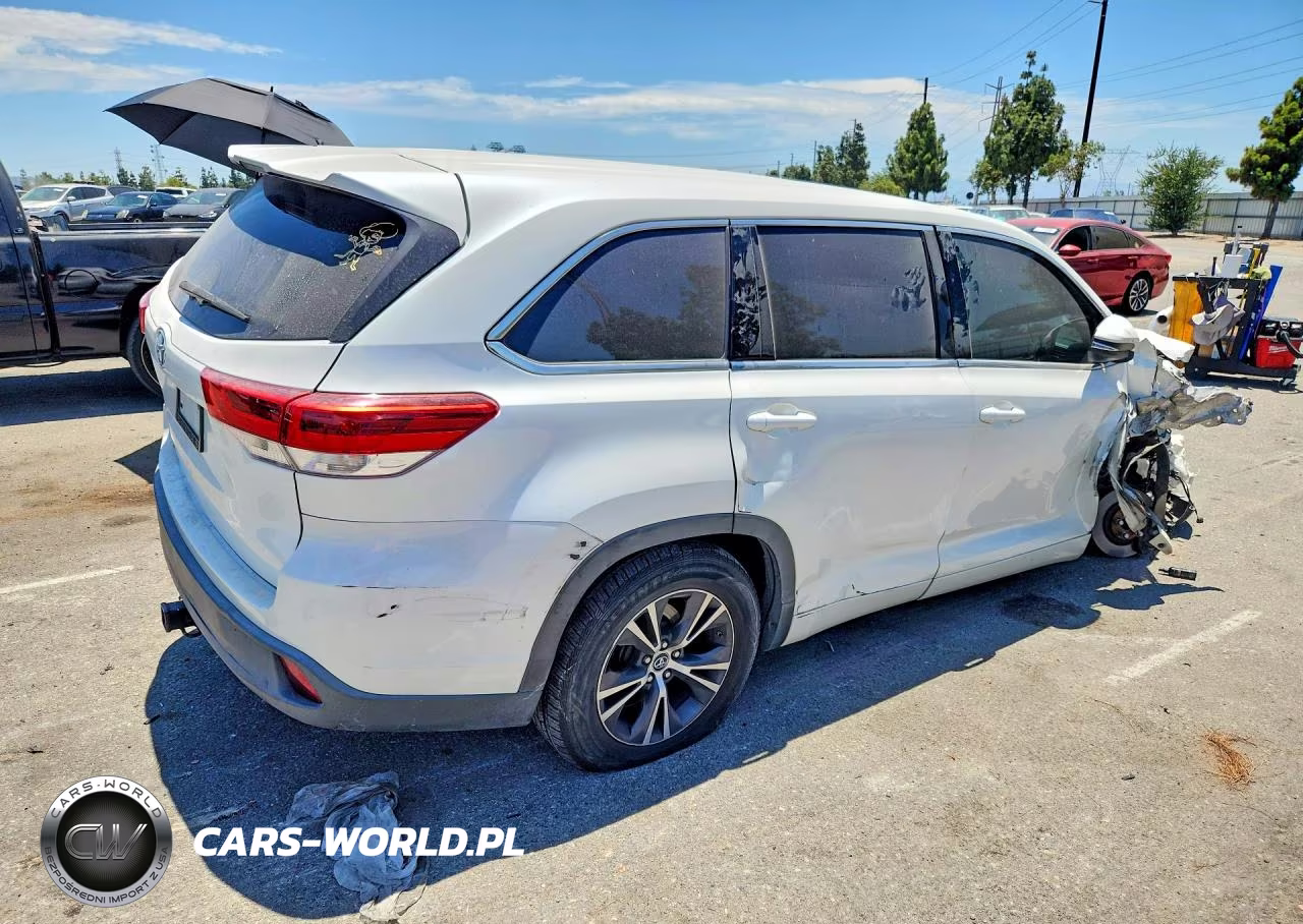 2018 Toyota Highlander Le VIN:5TDZZRFH9JS251239 - 3